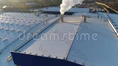 工厂或工厂屋顶上的烟斗，有烟斗的生产室的屋顶，白色的浓烟